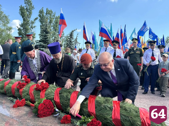 В парке Победы Саратова под гимн подняли флаг России