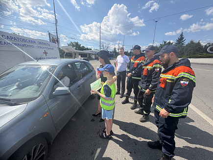 В Саратове полицейские со спасателями вручали водителям триколоры